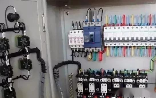 機(jī)房配電柜與配電箱安裝禁忌及配電開(kāi)關(guān)控制設(shè)備研發(fā)要點(diǎn)